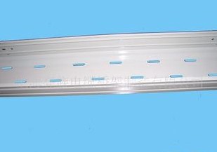 托盤線槽橋架安裝會(huì)比較嗎？